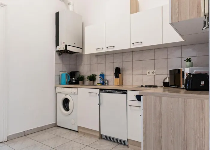 Apartman Prime Location & Peaceful Shared 2 Bedroom With Backyard *