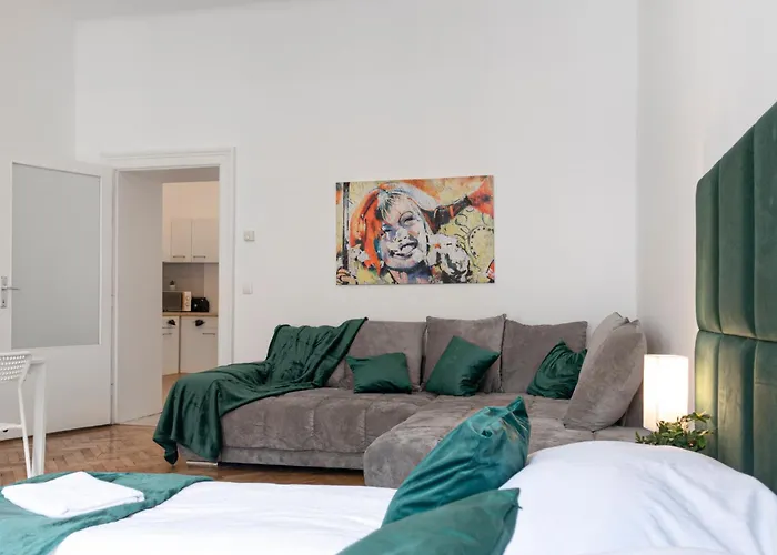 Prime Location & Peaceful Shared 2 Bedroom With Backyard * Bécs