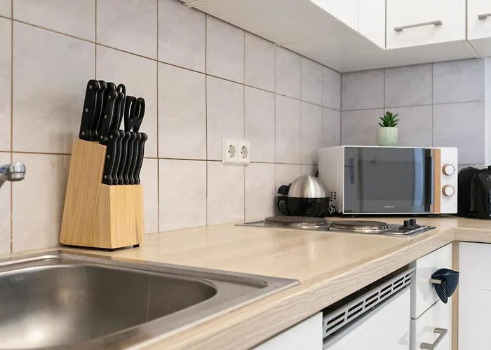 Prime Location & Peaceful Shared 2 Bedroom With Backyard Apartman