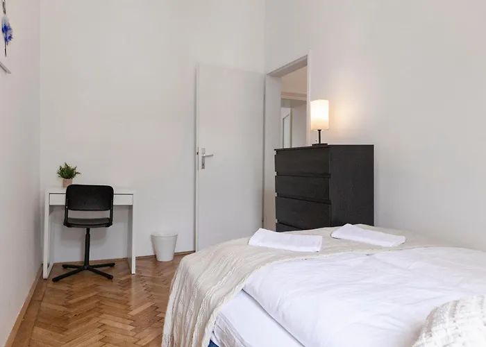 Apartman Prime Location & Peaceful Shared 2 Bedroom With Backyard Bécs
