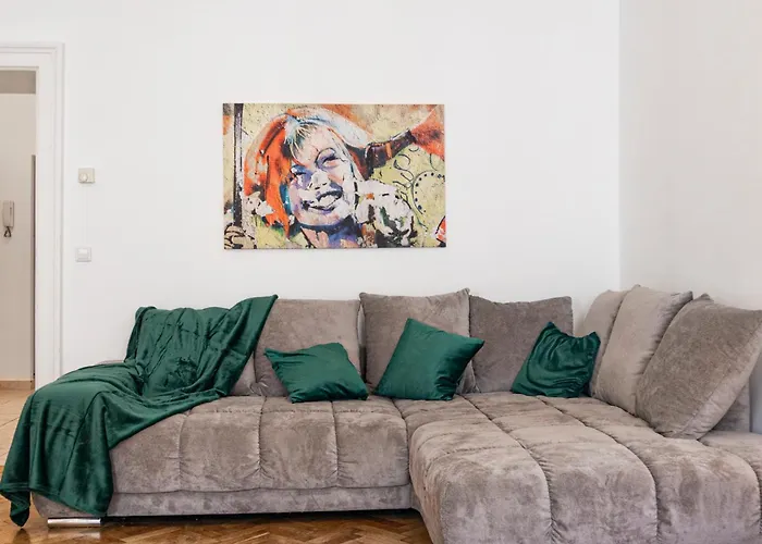 Apartman Prime Location & Peaceful Shared 2 Bedroom With Backyard