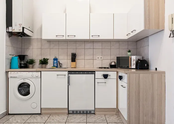 Apartman Prime Location & Peaceful Shared 2 Bedroom With Backyard Bécs